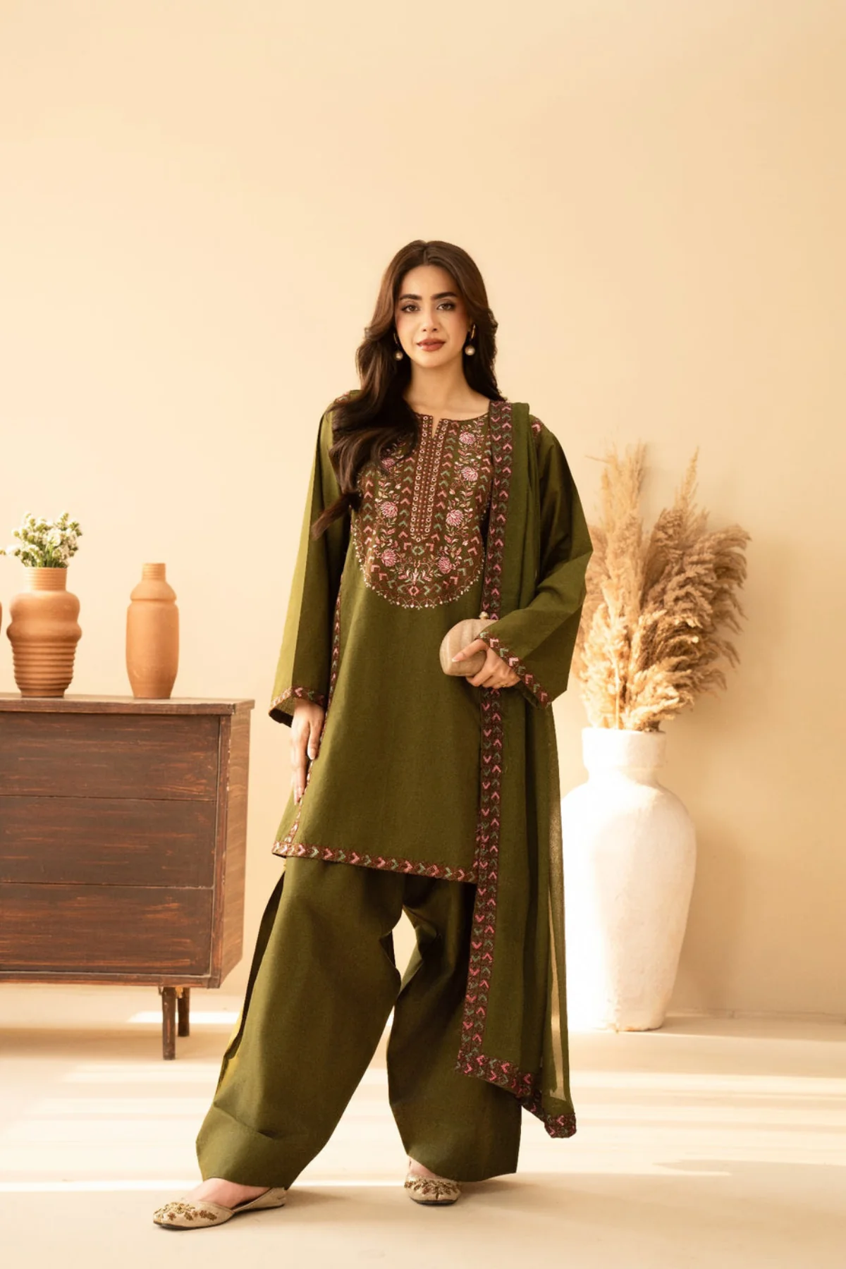 Gul 3PC - close-up embroidery detail - Pakistani Women's Suit | Alif Clothings