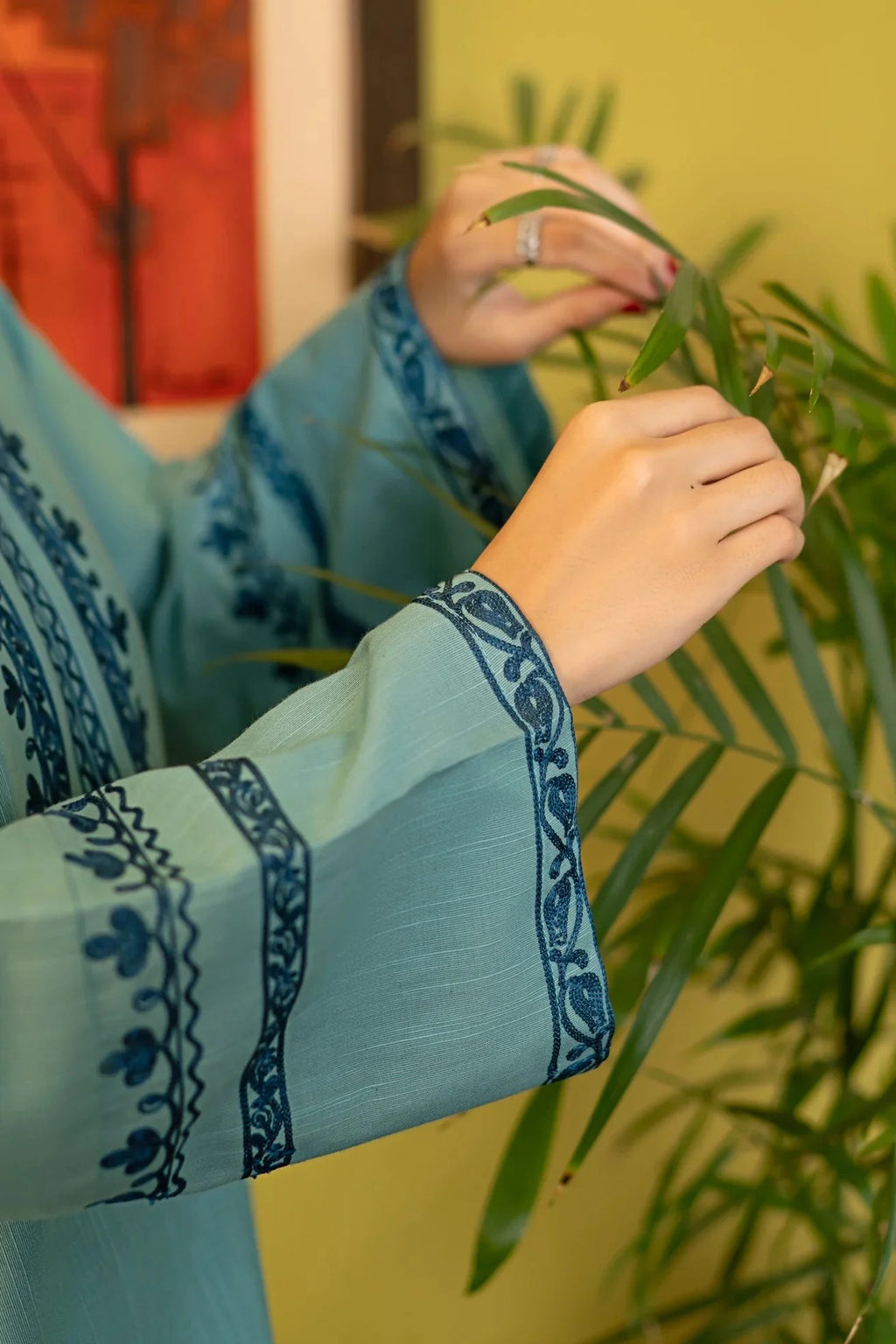 Gulbano - close-up embroidery detail - Pakistani Women's Suit | Alif Clothings