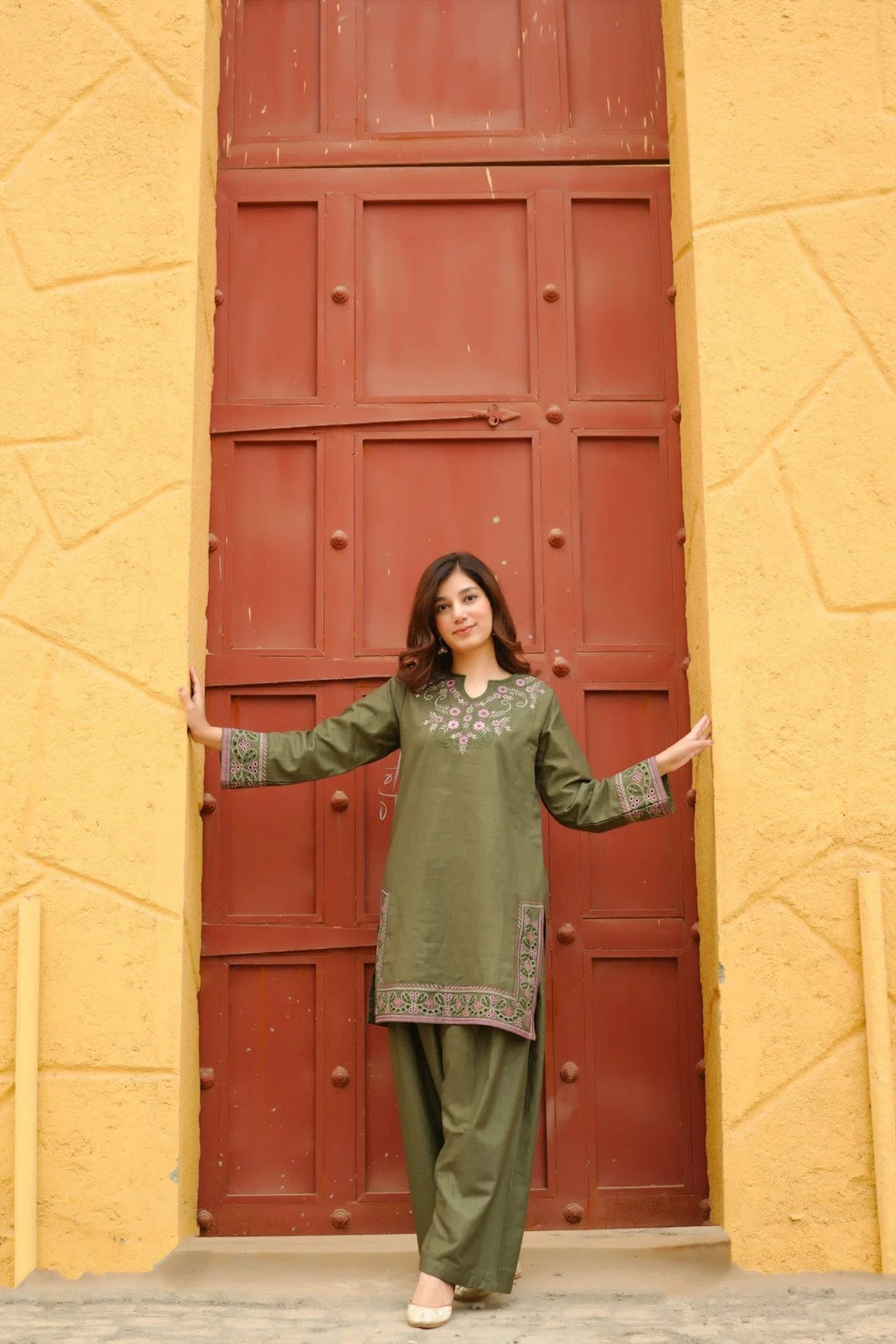 Para 2PC - close-up embroidery detail - Pakistani Women's Suit | Alif Clothings