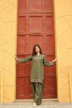 Para 2PC - close-up embroidery detail - Pakistani Women's Suit | Alif Clothings